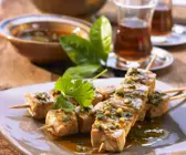 Thunfisch am Spieß mit würziger Kräutersoße