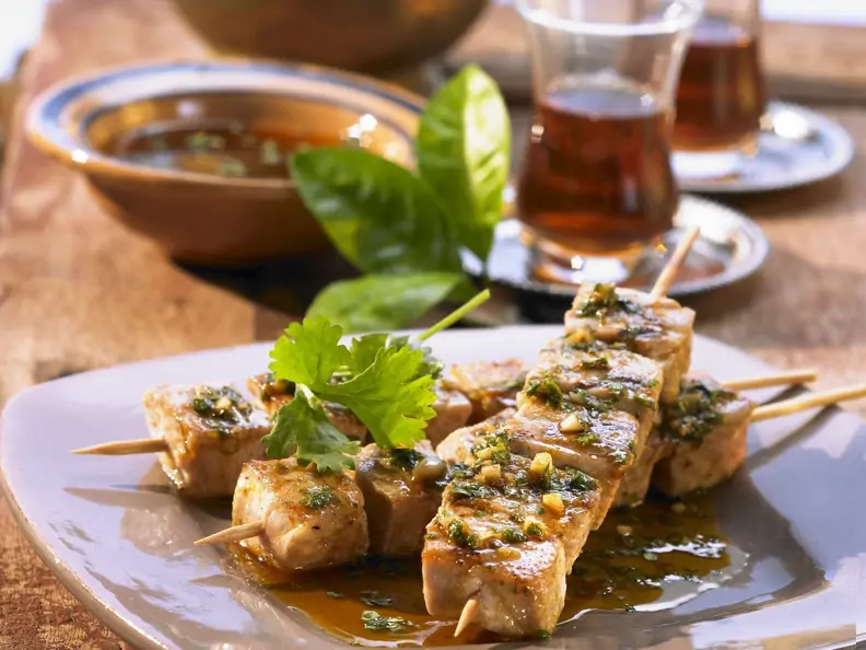 Thunfisch am Spieß mit würziger Kräutersoße
