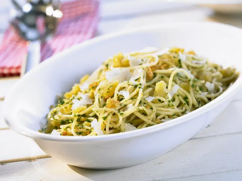 Pasta mit Brotbröseln und Knoblauch