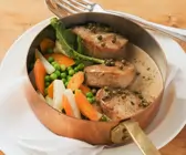 Schweinemedaillons mit Pfeffersoße und Sommergemüse