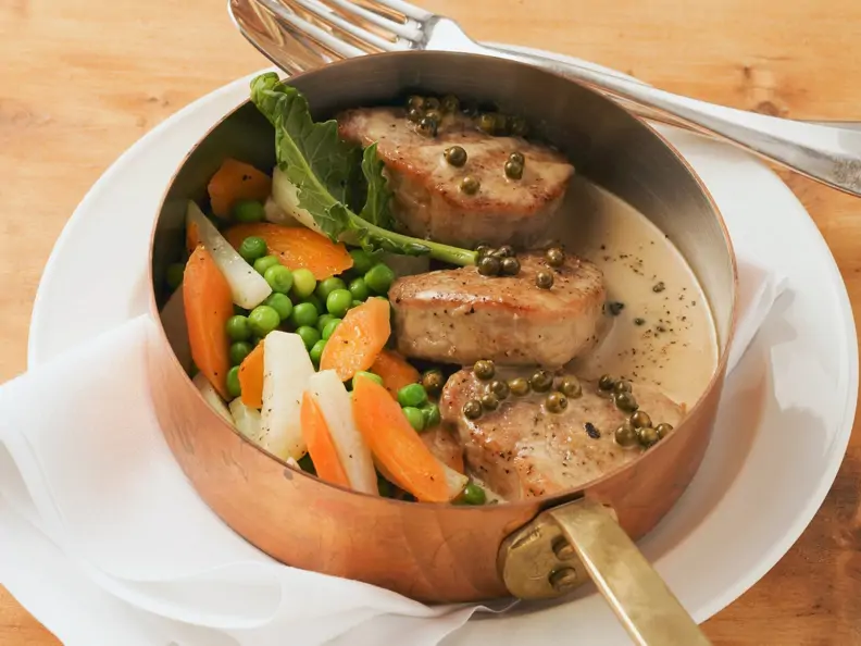 Schweinemedaillons mit Pfeffersoße und Sommergemüse