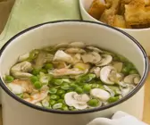 Erbsen-Champignon-Suppe mit Shrimps