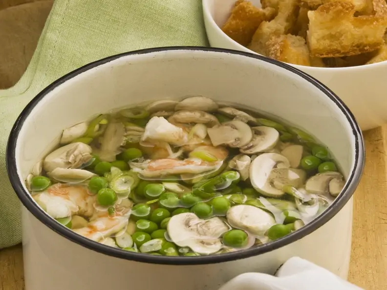 Erbsen-Champignon-Suppe mit Shrimps