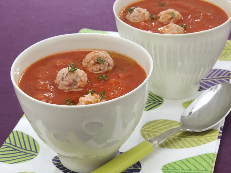 Tomatensuppe mit Hackbällchen