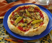 Scharfe Pizza mit Chilischoten und Mozzarella