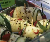 Zucchinirouladen mit Tomate und Mozzarella
