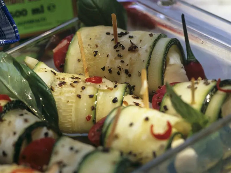 Zucchinirouladen mit Tomate und Mozzarella