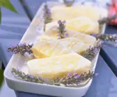 Sahniges Lavendel-Eis mit Lavendelhonig