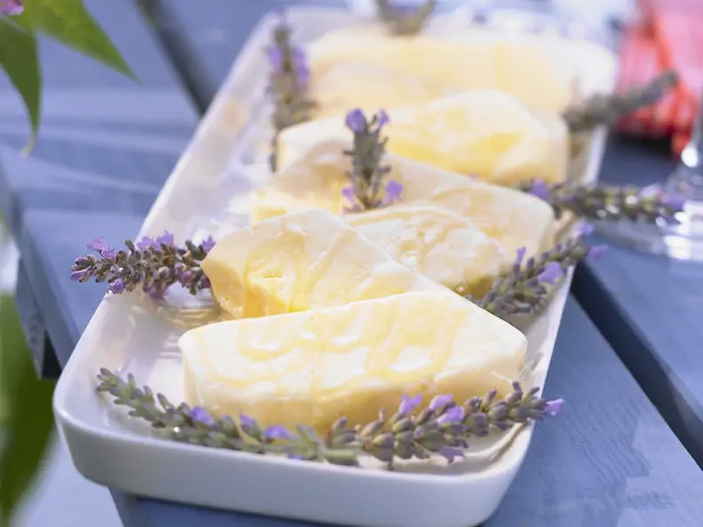 Sahniges Lavendel-Eis mit Lavendelhonig