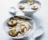 Asiatische Brühe mit Nudeln, Pilzen und Lauchzwiebeln