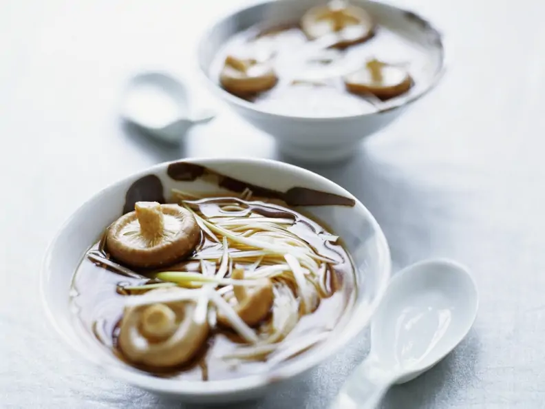 Asiatische Brühe mit Nudeln, Pilzen und Lauchzwiebeln