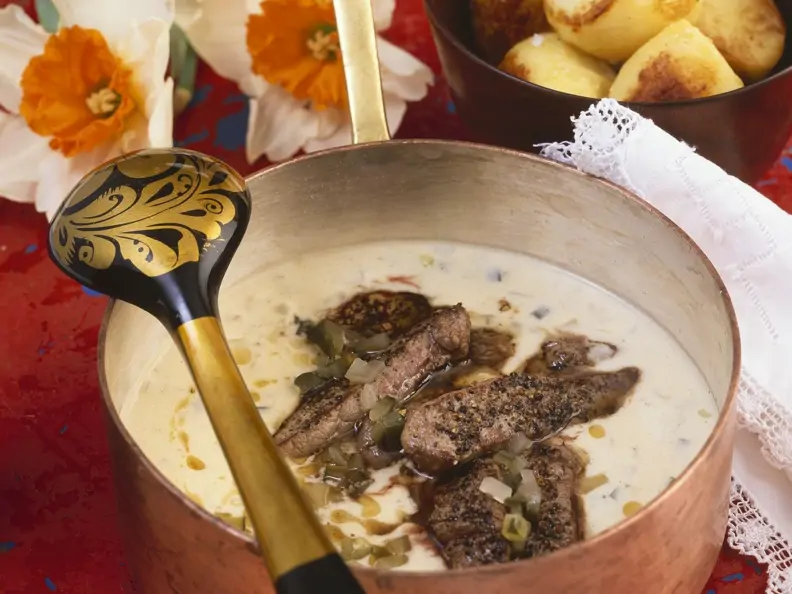 Rindereintopf auf russische Art (Boeuf Stroganoff)