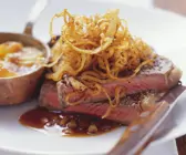 Zwiebelrostbraten mit Kartoffelauflauf