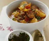 Kartoffel-Würstchen-Eintopf mit Gremolata