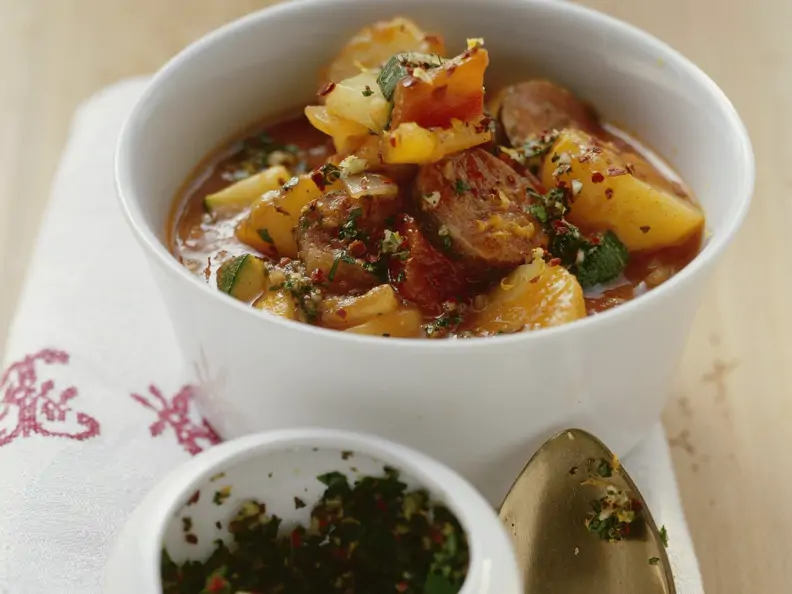 Kartoffel-Würstchen-Eintopf mit Gremolata