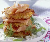 Zwiebel-Kartoffel-Puffer mit Lachsforelle und Meerrettich