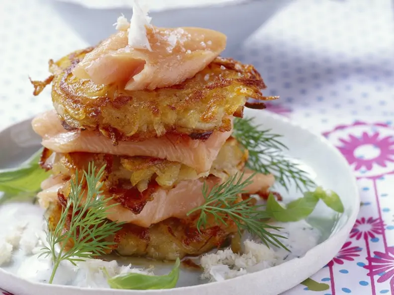 Zwiebel-Kartoffel-Puffer mit Lachsforelle und Meerrettich