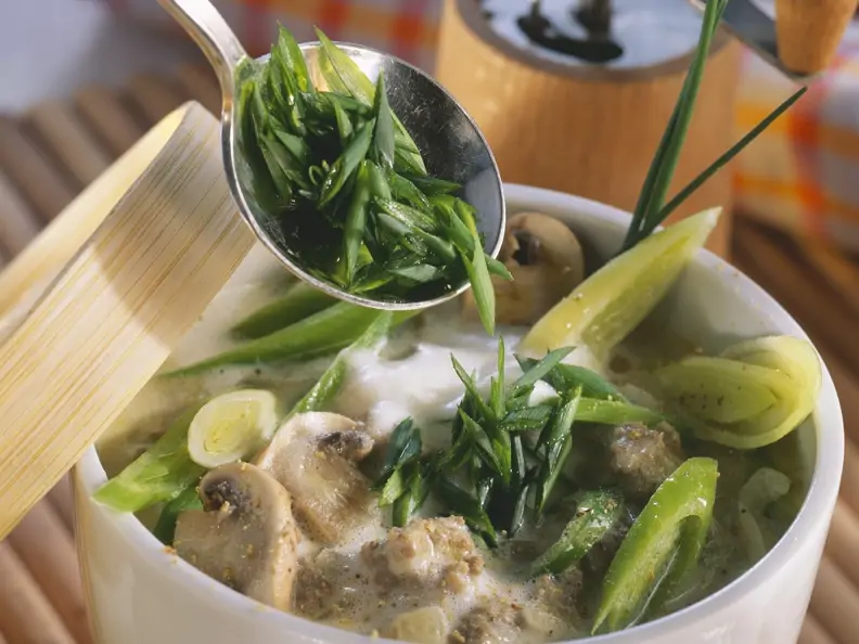 Hackfleisch-Pilz-Suppe mit Lauch und Schmelzkäse