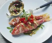 Rotbarben mit Kapern auf sizilianische Art