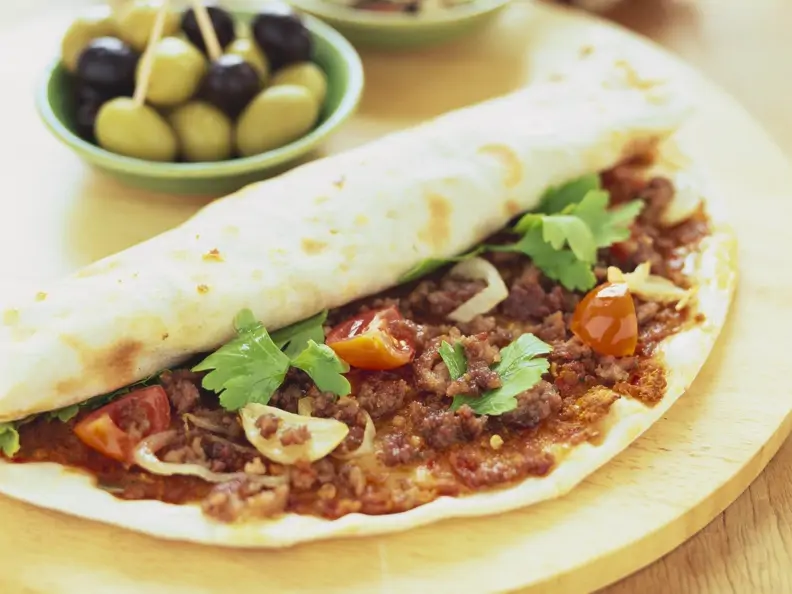 Lahmacun mit Lammhackfleisch
