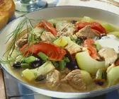 Fleischeintopf mit Tomate und Gurke