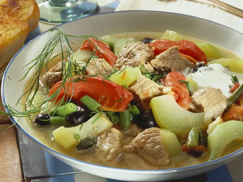 Fleischeintopf mit Tomate und Gurke