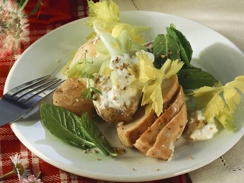 Salat mit jungen Kartoffeln, Stangensellerie und Hähnchenfilet