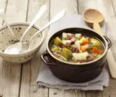 Gemüsesuppe mit geräuchertem Speck