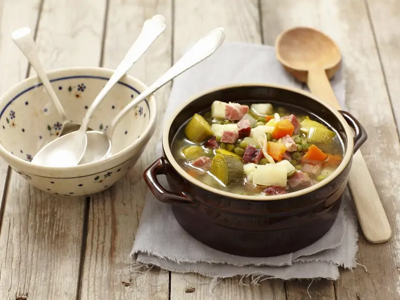 Gemüsesuppe mit geräuchertem Speck