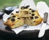 Kartoffel-Olivenbrot und Schinken