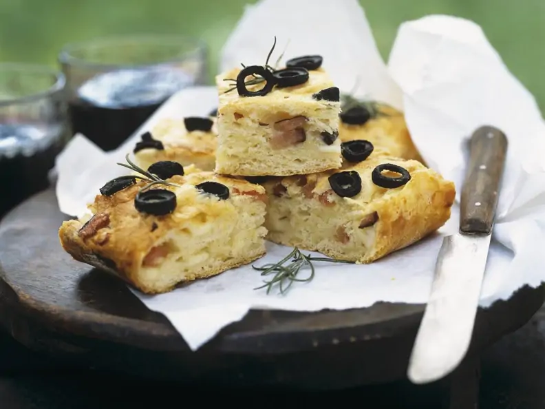 Kartoffel-Olivenbrot und Schinken