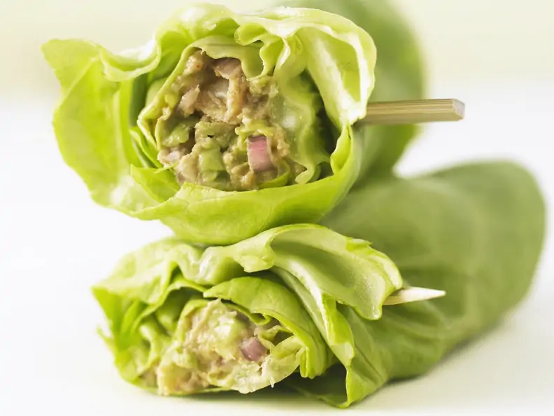 Salatröllchen mit Avocado-Thunfisch-Füllung