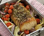 Schweinebraten auf italienische Art mit Gemüse und Kräutern