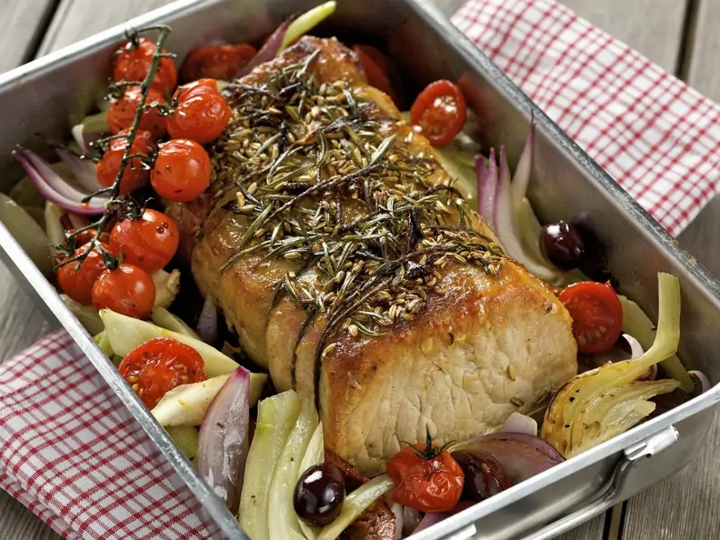 Schweinebraten auf italienische Art mit Gemüse und Kräutern