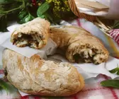 Dinkelbrot mit Oliven und Tomaten