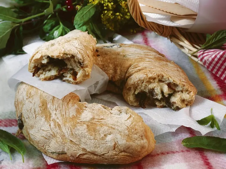 Dinkelbrot mit Oliven und Tomaten