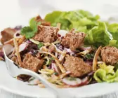 Salat mit Rotkraut und Brotstückchen