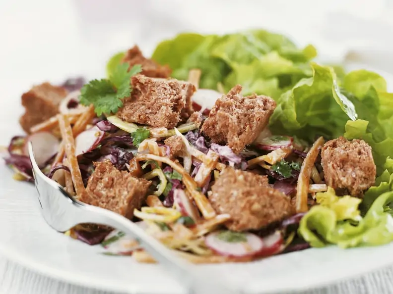 Salat mit Rotkraut und Brotstückchen