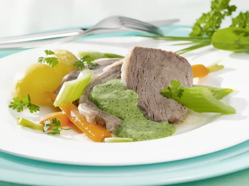 Tafelspitz mit Gemüse und Kräutersoße