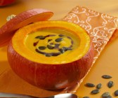 Kürbiscremesuppe im Hokkaido mit Kürbiskernen