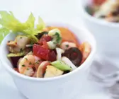 Salat mit Frutti di mare, Stangensellerie und Oliven