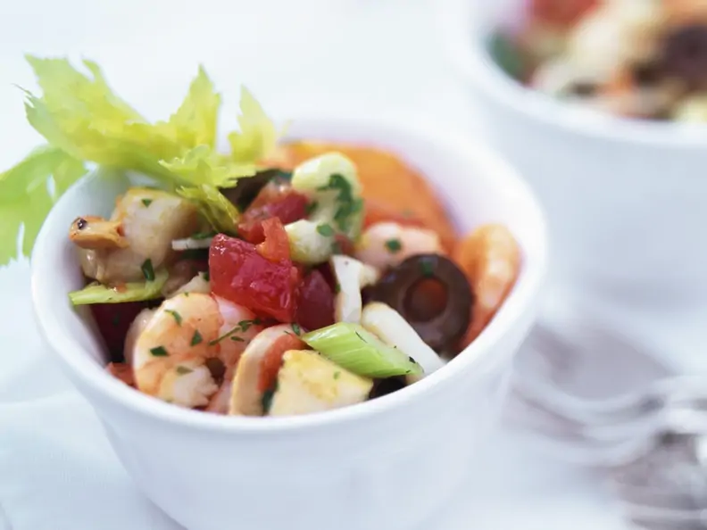 Salat mit Frutti di mare, Stangensellerie und Oliven