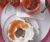 Vollkorn-Bagel mit Tomatenmarmelade