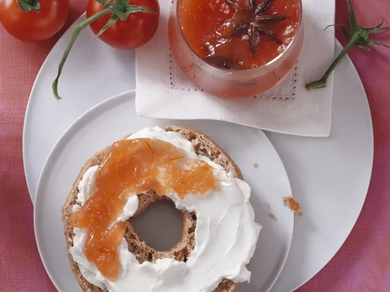 Vollkorn-Bagel mit Tomatenmarmelade
