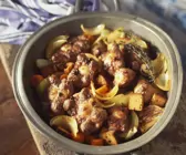 Ochsenschwanzragout mit Zwiebeln