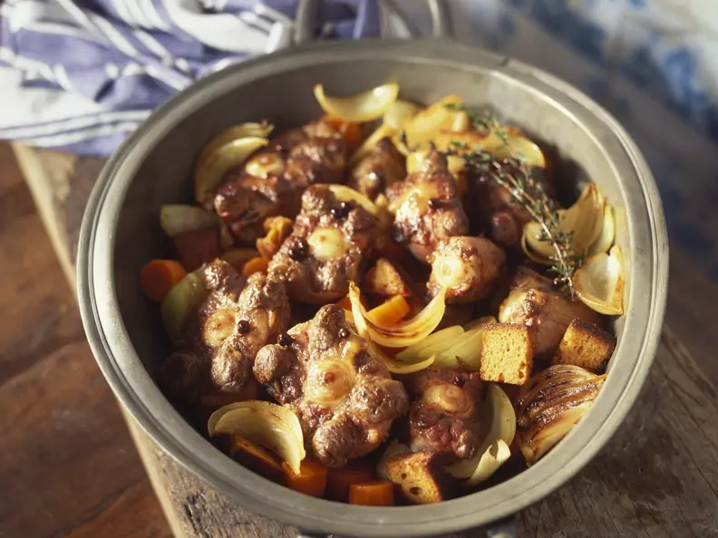Ochsenschwanzragout mit Zwiebeln