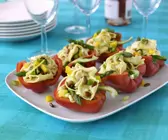 Paprikaschoten mit Tortellinisalat gefüllt
