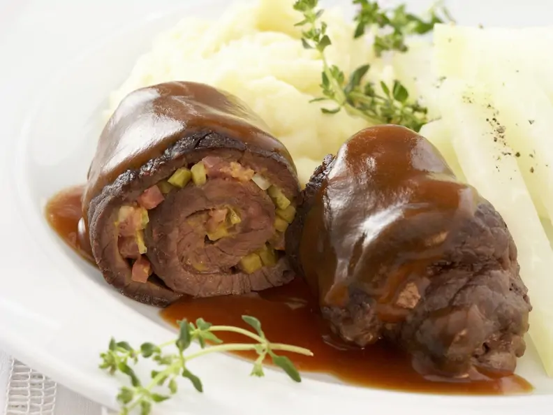 Rouladen mit Kartoffelpüree und Gemüse