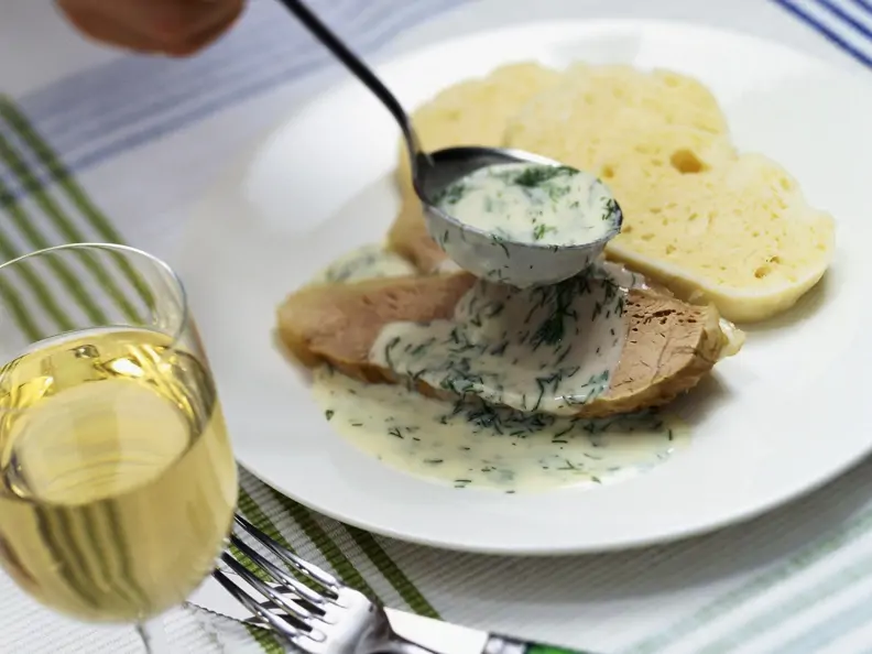 Kalbs-Tafelspitz mit Serviettenknödel und Dillsoße