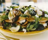Pfannkuchentorte mit Ziegenkäse, Pilzen und Pak Choy